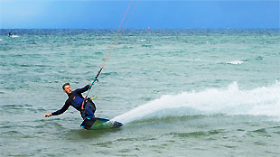 Kitesurfen am Strand von Timmendorf