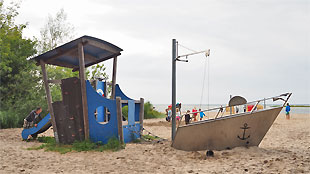 Abenteuerspielplatz in Form eines gestrandeten Piratenschiffes