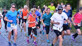 Mehrere Leute starten den Lauf. Mehrere Leute starten den Lauf.