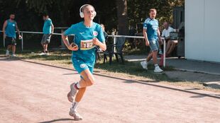 Mädchen mit Kopfhörern kurz vor dem Zieleinlauf Mädchen mit Kopfhörern kurz vor dem Zieleinlauf