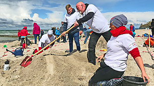 Sandburgenbauer mit vollem Einsatz Sandburgenbauer mit vollem Einsatz